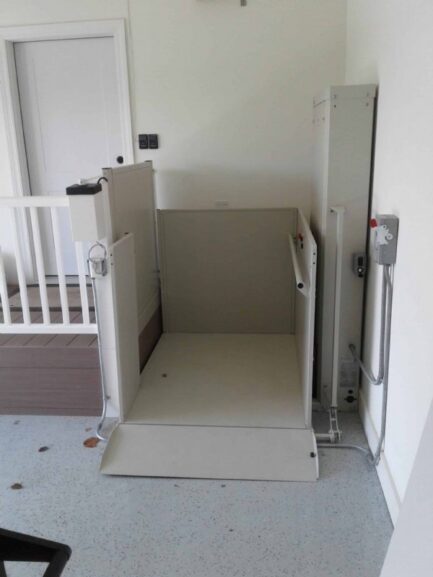 Bruno 3200 Series Vertical Platform Lift - Image 2